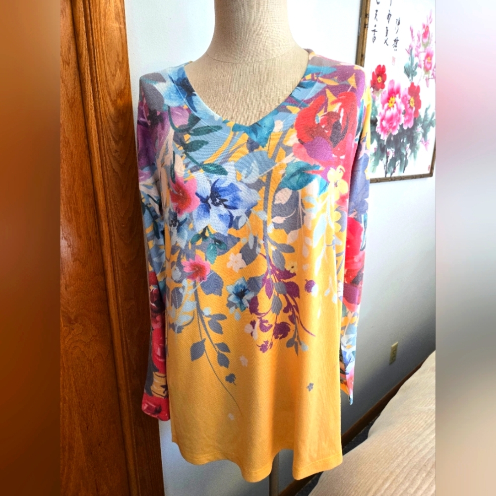 SOFT SURROUNDINGS FLORAL TUNIC. SIZE LARGE.